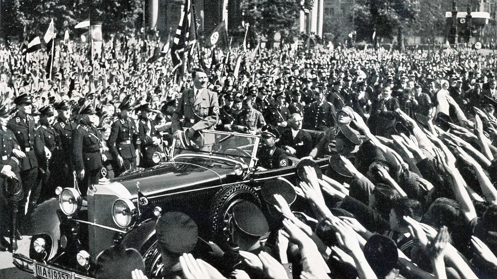 Adolf Hitler am 1. Mai 1934 im Berliner Lustgarten. Seit 1934 wurden die Maifeiern als Nationaler Feiertag des Deutschen Volkes begangen. Foto: imago images/Sepp Spiegl