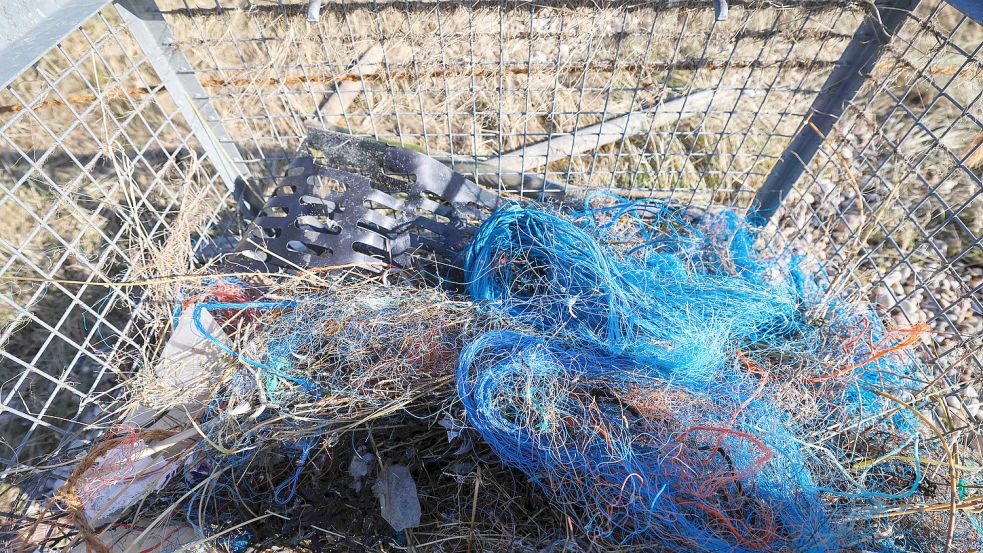 Am Strand und am Festland sind die vergitterten Strandmüllboxen vielerorts anzutreffen. Foto: Charisius/dpa