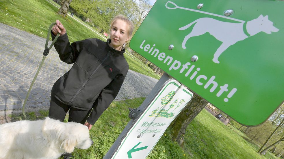 In Parks wie dem an der Evenburg gilt eine ganzjährige Leinenpflicht, auch für Gera Baumgartes Hund Marley. Foto: Ortgies