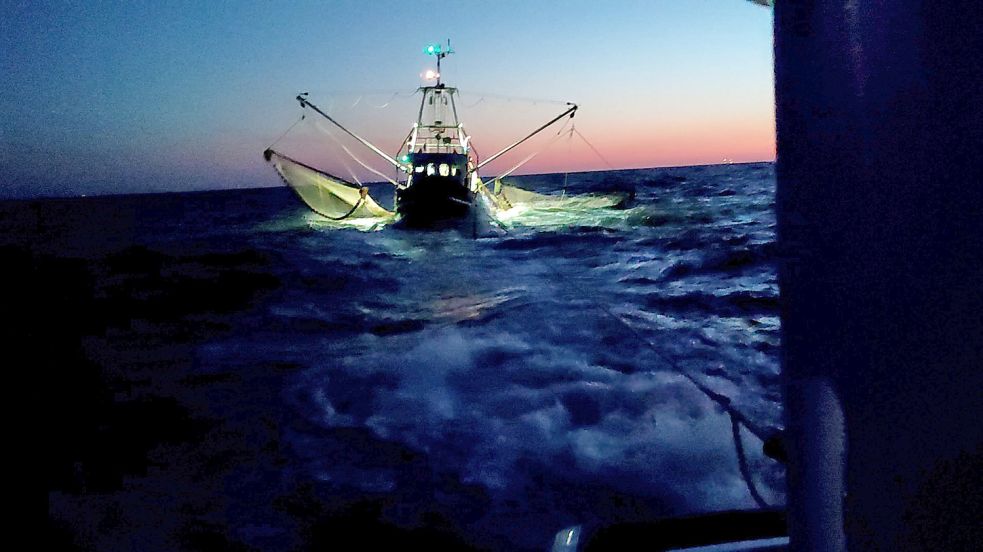 Die freiwilligen Seenotretter der DGzRS-Station Langeoog sind mit dem Seenotrettungsboot Secretarius zu einem manövrierunfähigen Krabbenkutter ausgerückt. Foto: DgzRS