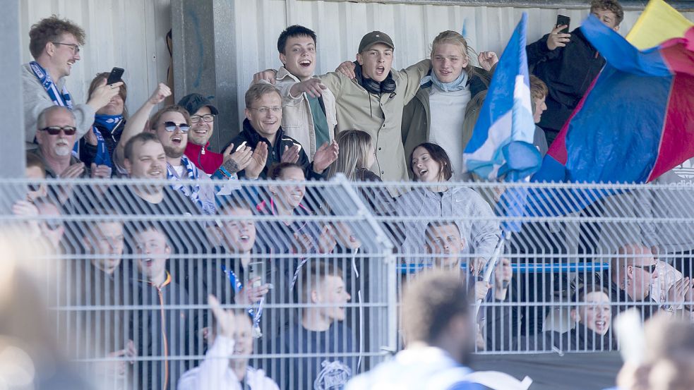 Können die Fans von Kickers Emden bald Viertliga-Fußball im Ostfriesland-Stadion sehen? Der Aufstieg aus der Oberliga ist möglich, die Kaderplanungen für beide Szenarien laufen auf Hochtouren. Fotos: Doden