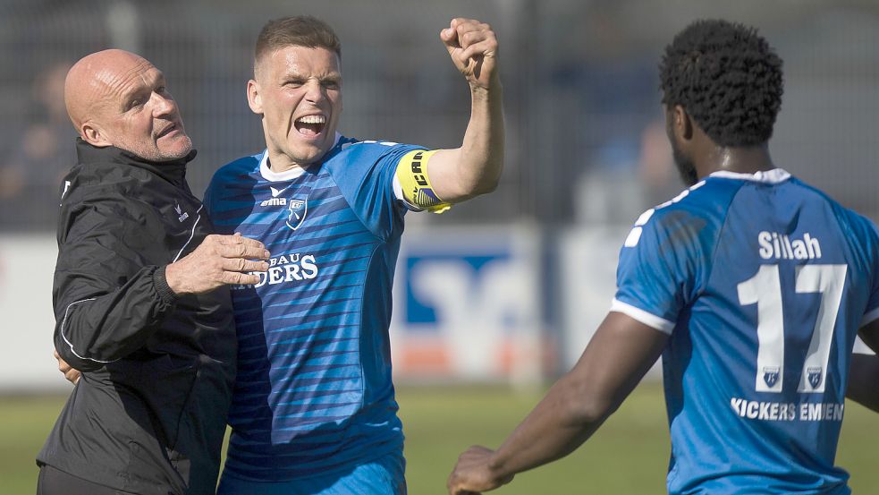 Riesengroß war der Jubel am Samstag nach dem wichtigen 1:0-Sieg gegen Egestorf. Trainer Stefan Emmerling und Kapitän Bastian Dassel lagen sich in den Armen.