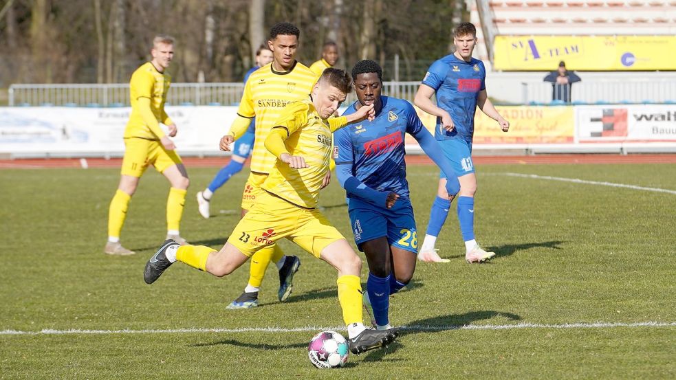 Die Emder um Kapitän Bastian Dassel (am Ball) zeigten sich stark formverbessert und hätten zur Halbzeitpause führen können. Foto: Pingel