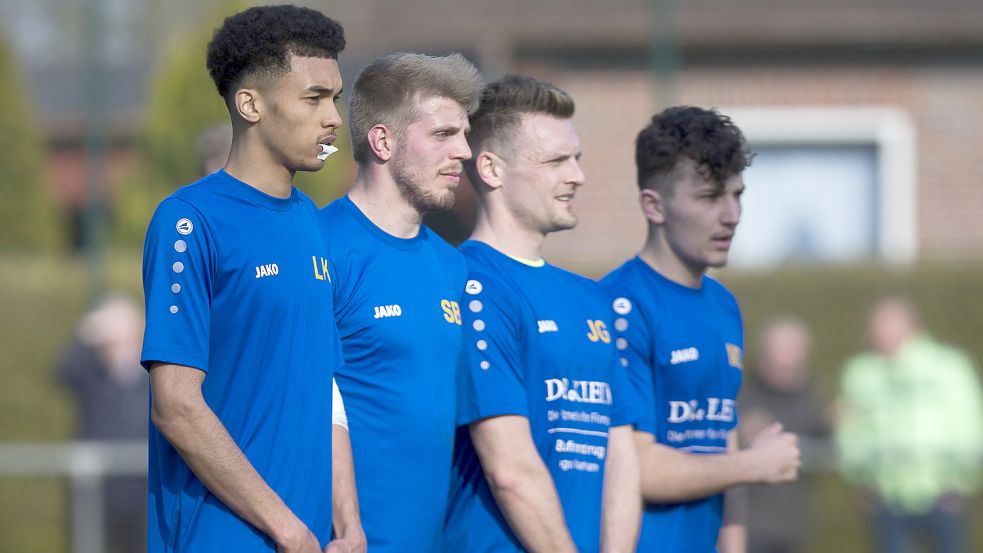 In welchem Dress laufen die Spieler von Germania Leer in der kommenden Saison auf? Ramon Issa (links) und Diamant Dreshaj (rechts) haben sich nun entschieden. Foto: Doden