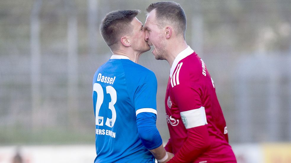 Die beiden Kapitäne Bastian Dassel (links) und Timo Gieseking gingen in dieser Szene auf "Tuchfühlung". Foto: Doden