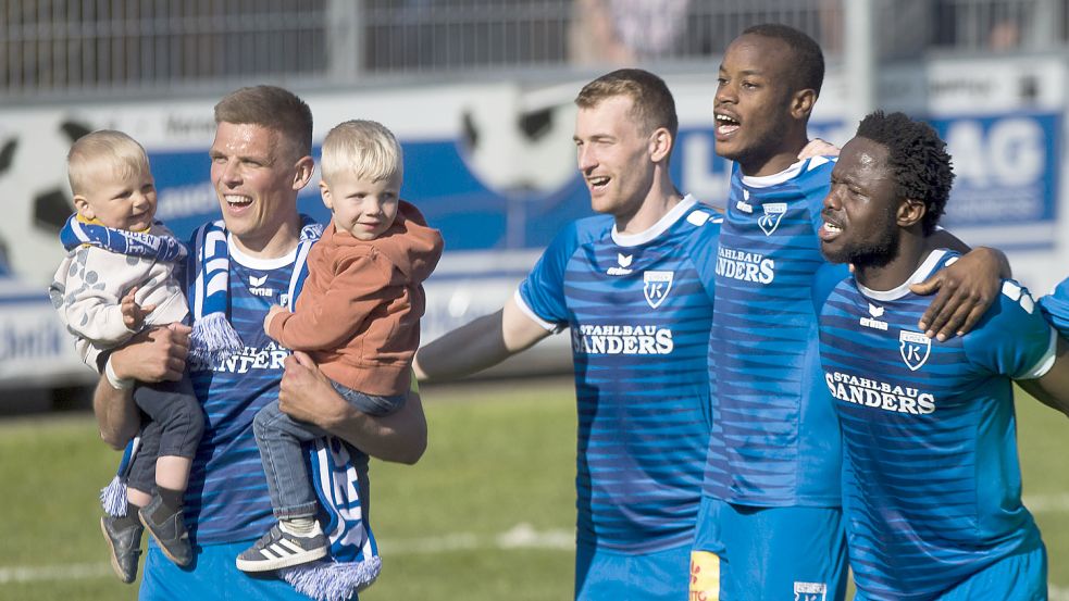 Willkommen im Ostfriesland-Stadion, Leonard und Jonathan Dassel. Die beiden Söhne von Kickers-Kapitän Bastian Dassel waren am Samstag erstmals in einem Fußball-Stadion. Nach dem Emder Sieg durften der Zwei- und Einjährige sogar bei Papa auf dem Arm mit der Kickers-Mannschaft auf dem Rasen mitjubeln. Fotos: Doden