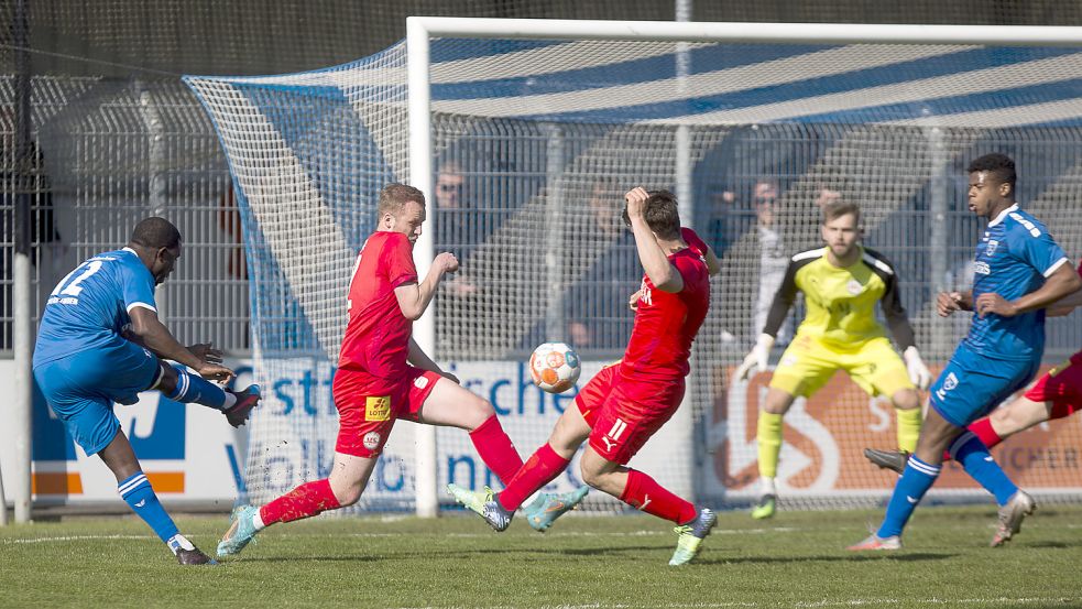Der Schuss ins Glück: In der 90. Minute schlenzte Ayo Adeniran den Ball ins lange Eck.