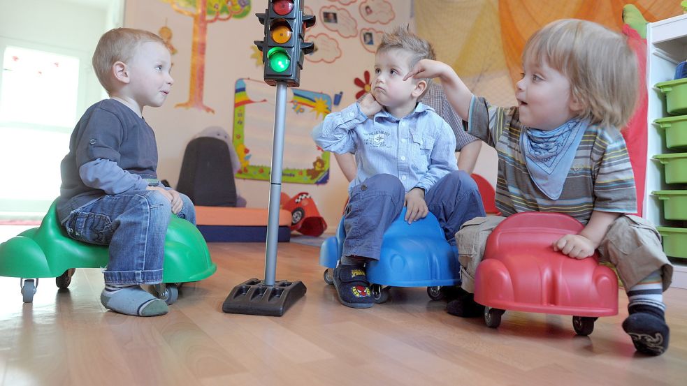 Um den Rechtsanspruch auf Kinderbetreuung zu erfüllen, ist der Landkreis Aurich auf Tagesmütter und -väter angewiesen. Foto: Gambarini/DPA