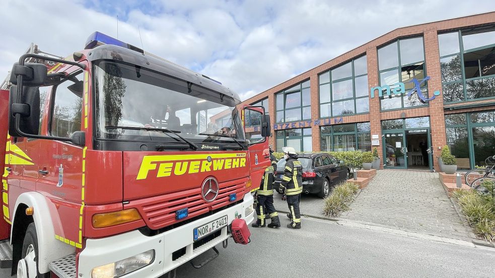 Erster Einsatz der Norder Feuerwehr am Mittwochabend: Im Sportzentrum am Norder Tief hatte das Netzteil einer Lampe geschmort. Foto: Feuerwehr