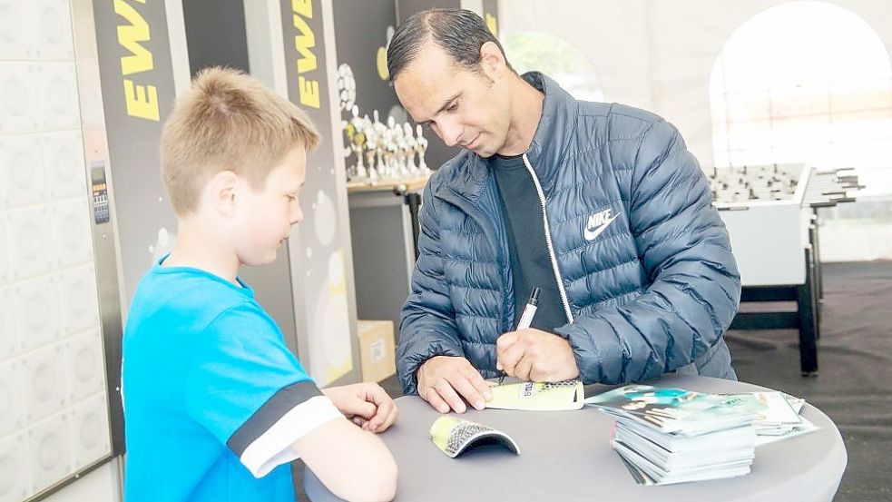 Ex-Werder-Trainer Alexander Nouri schrieb fleißig Autogramme. Foto: EWE