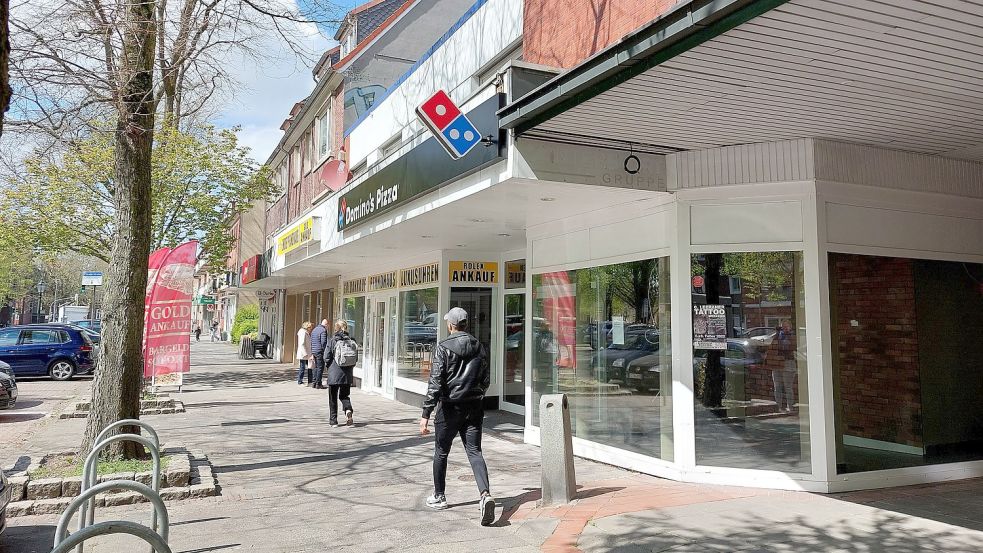 Das Schild der Pizza-Kette „Domino’s“ hängt schon an den Geschäftsräumen, in denen früher Intersport Berkhaan untergebracht war. Fotos: Hanssen