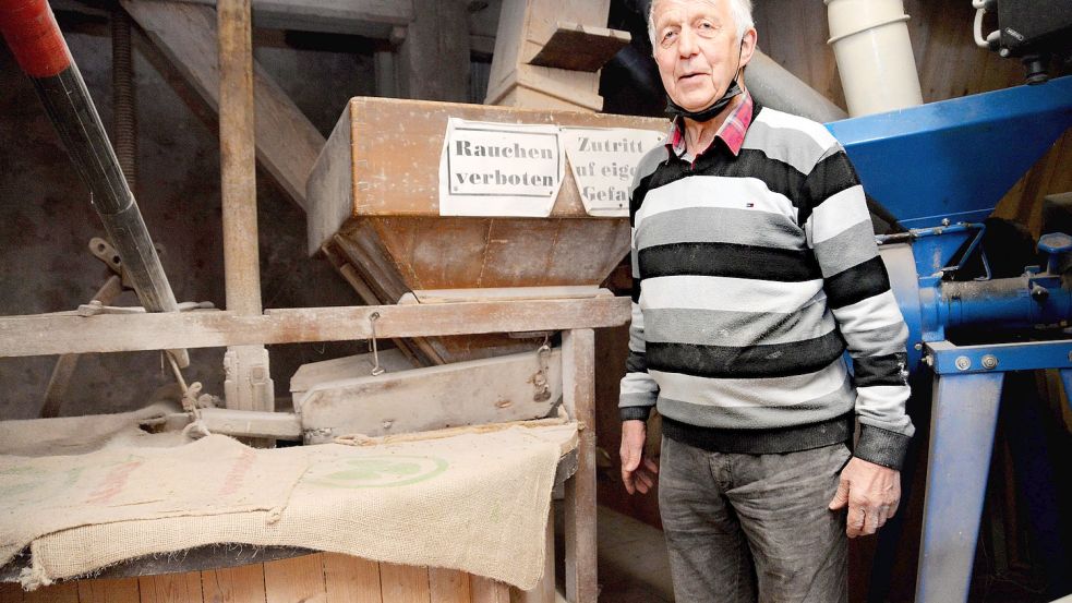 Roggen mahlt Frerich Bohlen wie von alters her auf einem Stein zu Vollkorn – daraus wird das ostfriesische Schwarzbrot gebacken. Foto: Lüppen