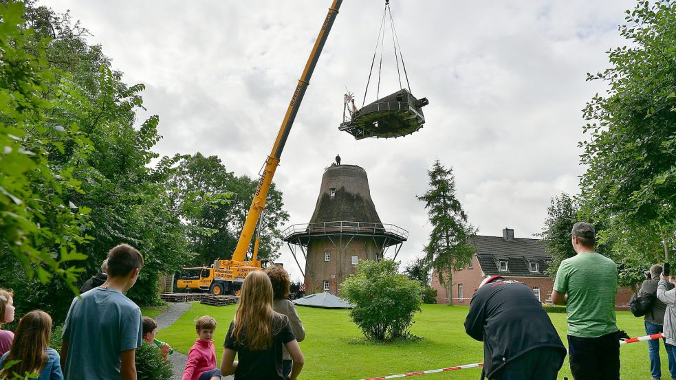 Im August musste aus Sicherheitsgründen die Kappe der Uttumer Mühle entfernt werden. Archivfoto: Wagenaar