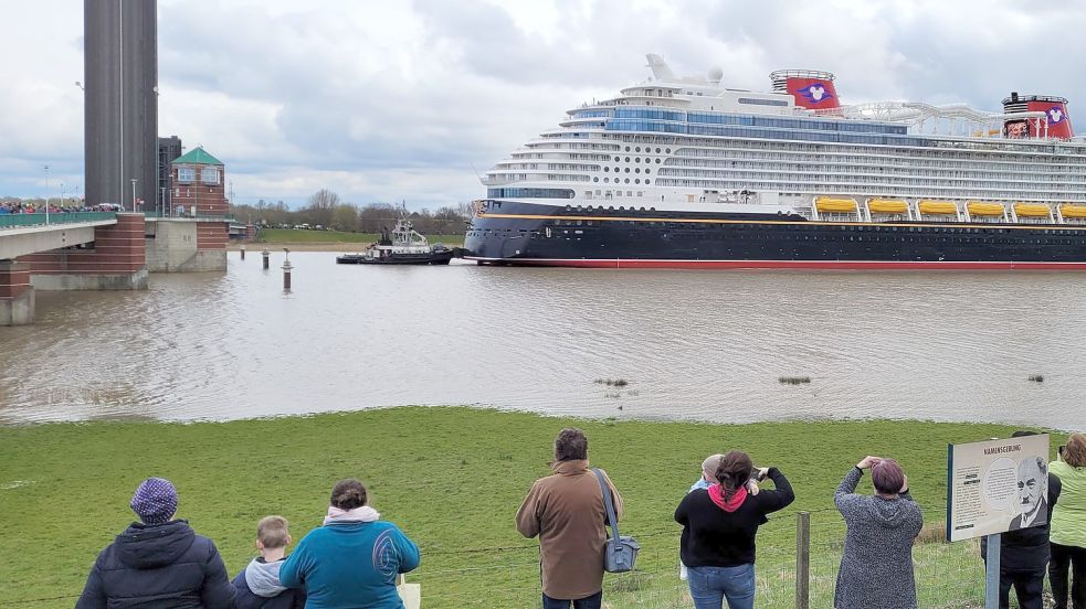 Am Nachmittag passierte das Schiff die Jann-Berghaus-Brücke in Leer. Foto: Wolters