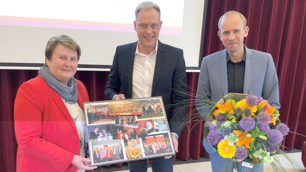 Zum Abschluss noch ein Geschenk: (von links) Hanne Modder, Wiard Siebels und Dennis Rohde. Foto: Teschke
