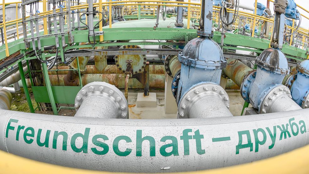 Die Pipeline „Druschba“ oder „Freundschaft“ liefert Erdöl aus den westsibirischen Quellen bis ins rund 5300 Kilometer entfernte Schwedt in Brandenburg. Die Raffinerie dort gehört zum Großteil dem russischen Staatskonzern Rosneft. Foto: dpa