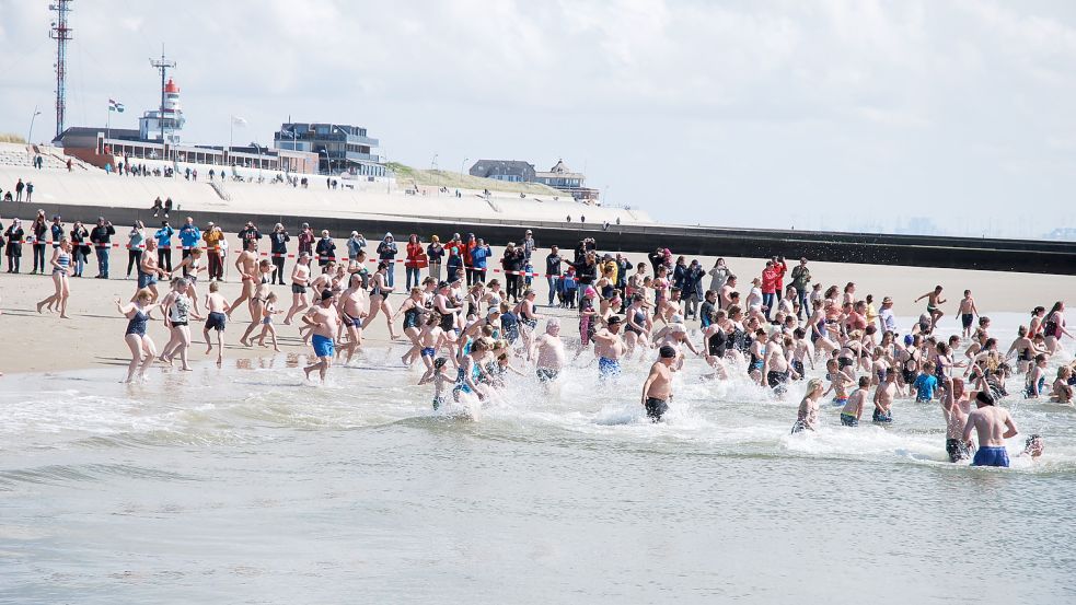 Ob an Land oder im Wasser: Die Eröffnung der Borkumer Badesaison 2022 sorgte überall für gute Laune. Foto: Lach