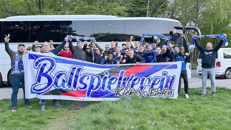 Auf eine Rastplatz in der Nähe von Oldenburg trafen sich die Mannschaft und die mitgereisten Fans auf dem Rückweg noch zufällig. Foto: Privat