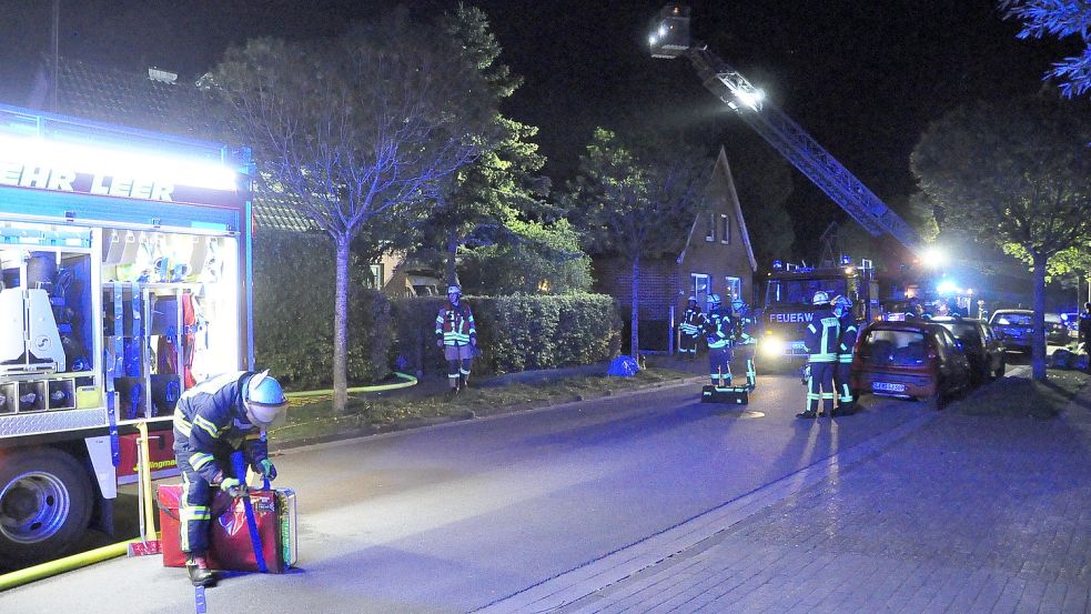 Die Feuerwehren Leer, Bingum und Loga haben eine Person aus einem brennenden Haus geborgen. Foto: Wolters