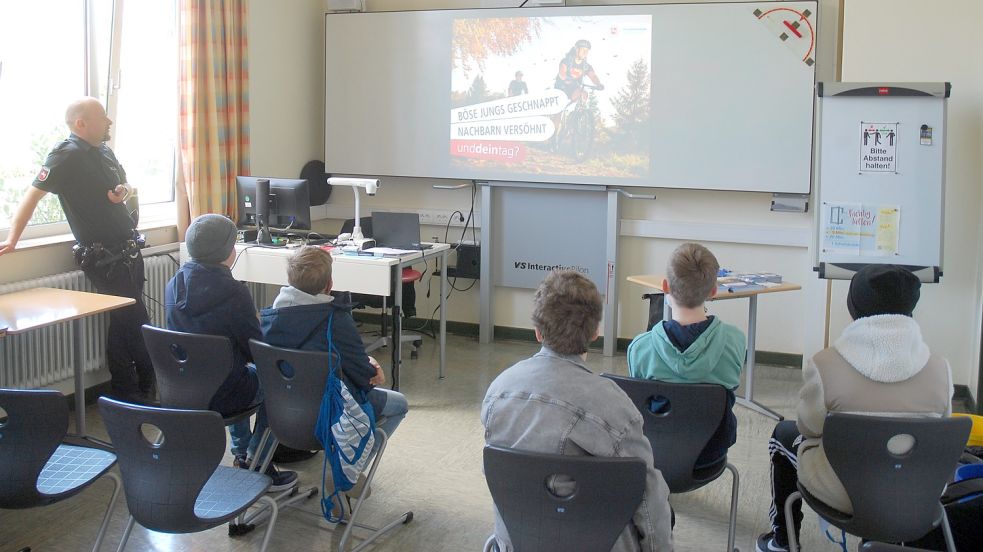 Was muss ich mitbringen, um Polizist zu werden? Polizeioberkommissar Markus Zarncke (links) gibt den Siebtklässlern Auskunft. Foto: Ferber