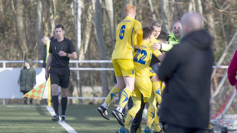 Der Jubel der Germanen kannte nach dem 3:2 von Jonte Marks keine Grenzen. Auch Trainer Michael Zuidema (hinten rechts) feierte mit, während. Kickers-Coach Stefan Emmerling (Vordergrund) die glücklichen Gäste beobachtet. Fotos: Doden