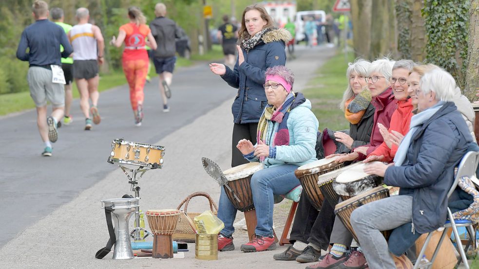 Auf der Strecke wurden die Läufer immer mal wieder von Zuschauern angefeuert – unter anderem von dieser Trommelgruppe. Foto: Ortgies