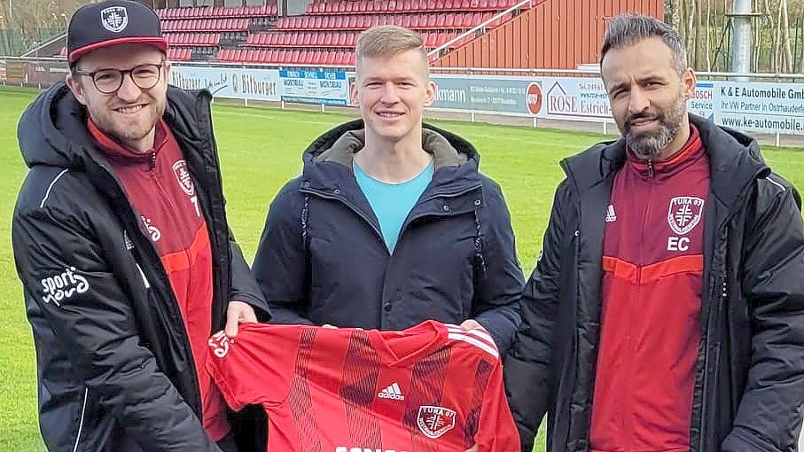 TuRa-Trainer Erhan Colak (rechts) und sein künftiger Co-Trainer Marcel Hinz (links) freuen sich über Julian Jauken als Neuzugang. Er trägt ab Sommer das TuRa- und nicht mehr das Germania-Trikot. Foto: privat