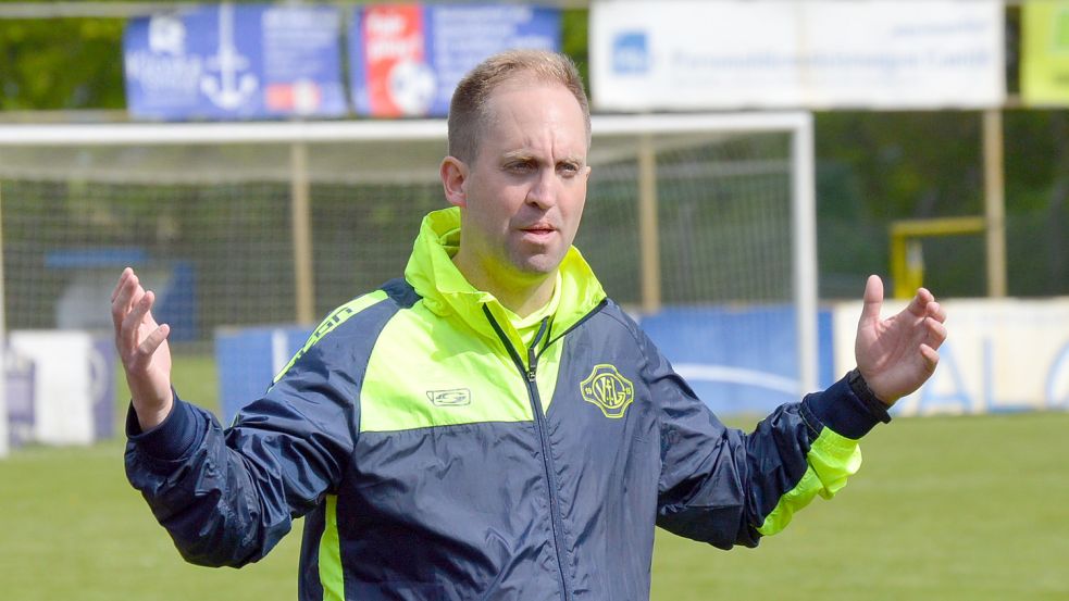 Michael Zuidema stand Sonntagnachmittag bei der Heimniederlage gegen Oythe noch an der Seitenlinie. Am frühen Abend war er dann entlassen. Foto. Weers