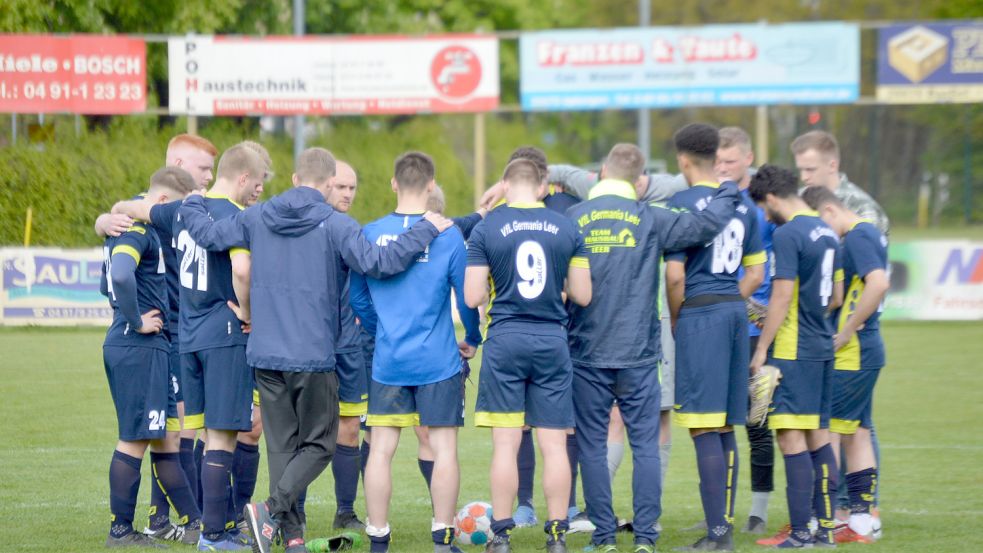 Als Michael Zuidema sein Team nach dem Spiel zum Mannschaftskreis zusammenholte, ging es noch um die Spielanalyse. Die Nachricht seiner Entlassung erfuhren die Spieler dann am Abend über ihre Handy. Foto: Weers