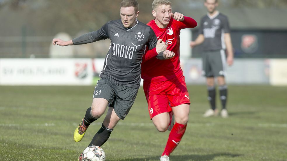 In der Staffel B war der TV Bunde wie hier Spieler Tim Huxsohl dem SV Holtland (hier Jannes Knoop) einen Tick voraus. Fünf Punkte holte Bunde mehr. Doch mit in die Aufstiegsrunde nimmt der TV drei weniger als Holtland. Foto: Doden