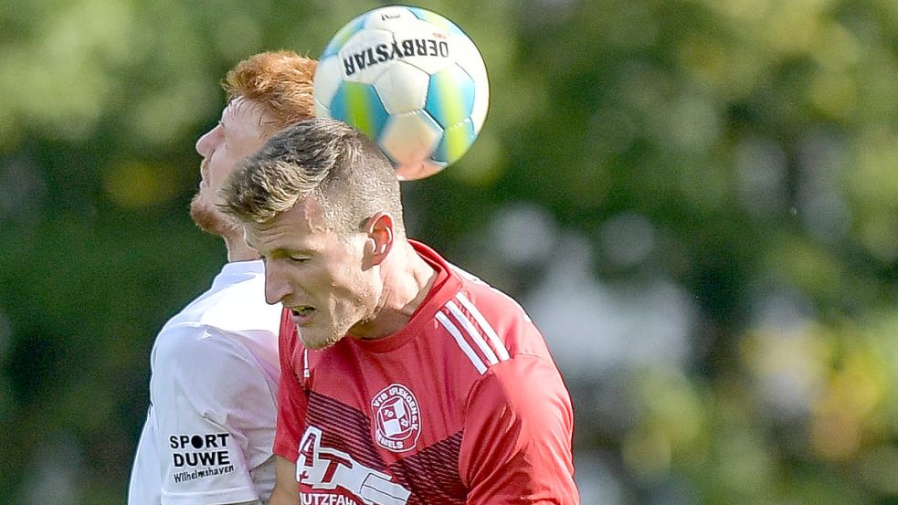 Der VfB Uplengen (vorne) stimmte zuletzt zwei Corona-Spielabsagen zu. Archivfoto: Ortgies