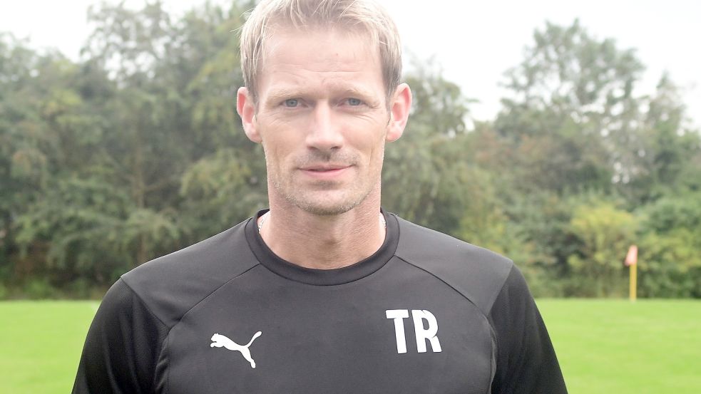 Holtlands Trainer Jörn Janssen ist im Endspurt der Fußball-Bezirksliga nach eigener Aussage „ganz entspannt“. Foto: Damm