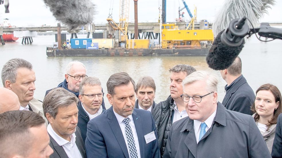 Bundeswirtschaftsminister Robert Habeck (Grüne, von links) sowie die Landesminister Olaf Lies (SPD) und Bernd Althusmann (CDU) bei einer Bootstour zum zukünftigen FSRU-Anleger vor Wilhelmshaven. Foto: Schuldt/dpa
