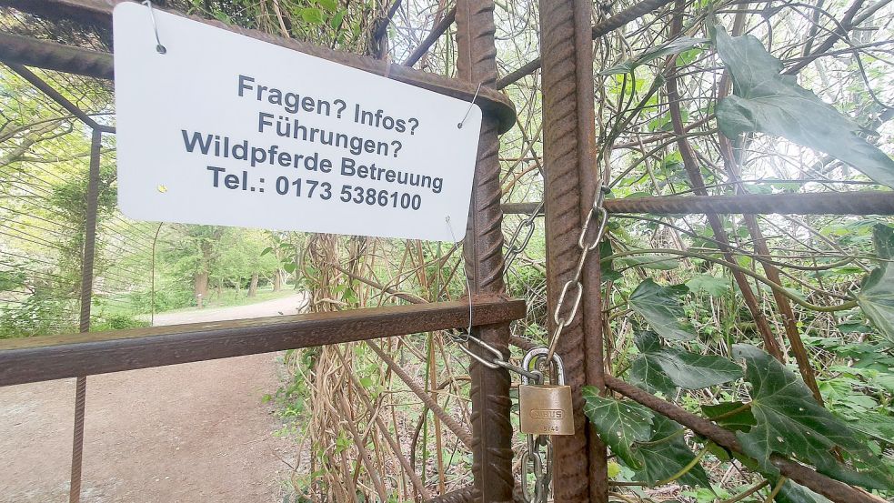 Nachdem es am Donnerstag einen Zwischenfall im Hessepark gegeben hat, war Besuchern der Zugang zum Park Freitagmorgen durch ein Vorhängeschloss versperrt. Foto: Gettkowski