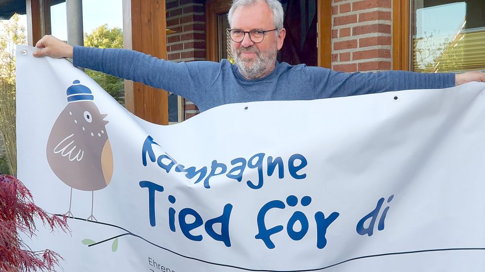 Tom Bohmfalk zeigt eines der Banner, die für die Aktionen im Rahmen der Kampagne ausgeliehen werden können. Foto: Gettkowski