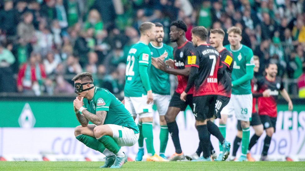 Gegen Kiel gab es für Marco Friedl (vorne) und Werder Bremen im Aufstiegsrennen einen Dämpfer. Zwei Spiele bleiben den Bremern noch, das nächste steigt am Sonntag bei Erzgebirge Aue. Foto: imago images/Eibner