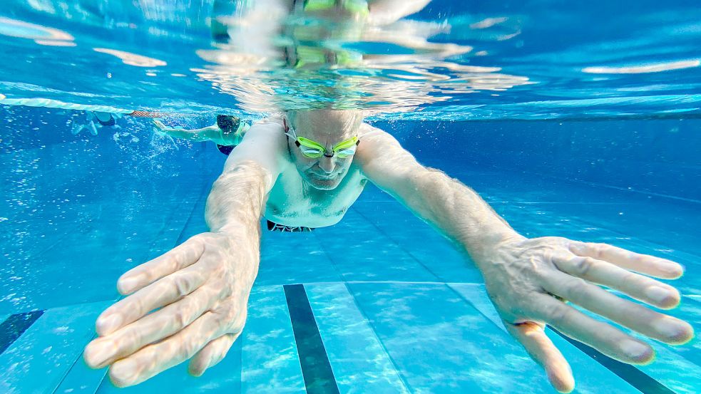 Viele Emderinnen und Emder freuen sich schon auf die Freibad-Saison. Das Warten hat an diesem Sonnabend ein Ende. Foto: J. Stratenschulte/dpa