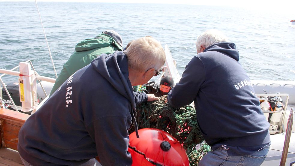 Übergabe auf hoher See: Die Geisternetze werden auf das Boot „Gebrüder“ geholt. Foto: Oltmanns