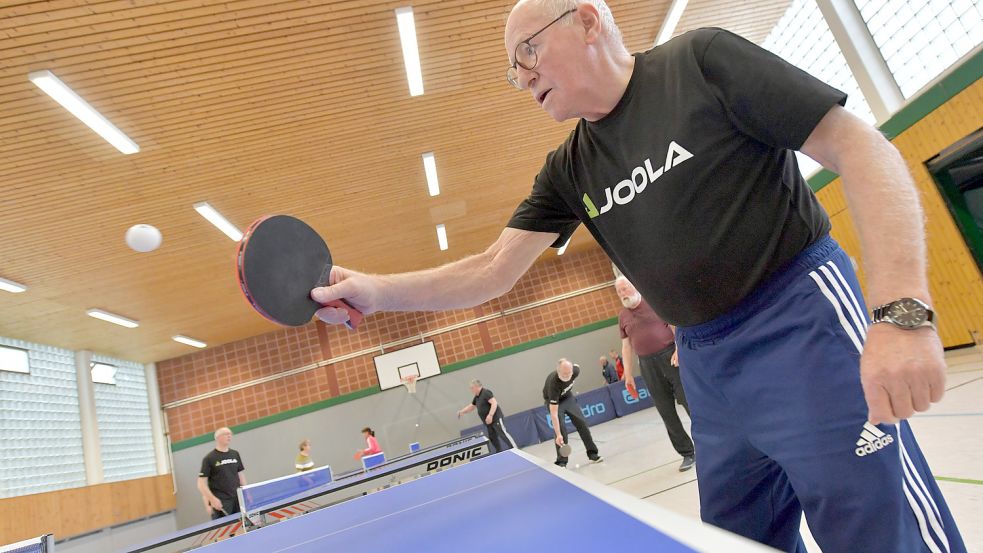 Erwin Zimmermann (vorne) war früher Fußballer und Schiedsrichter beim SV Stikelkamp. Bei ihm wurde vor drei Jahren Parkinson diagnostiziert. Fotos: Ortgies