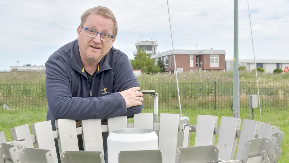 DWD-Mitarbeiter Jörg Deuber steht an der Messstation am Emder Flugplatz. Foto: Ortgies/Archiv