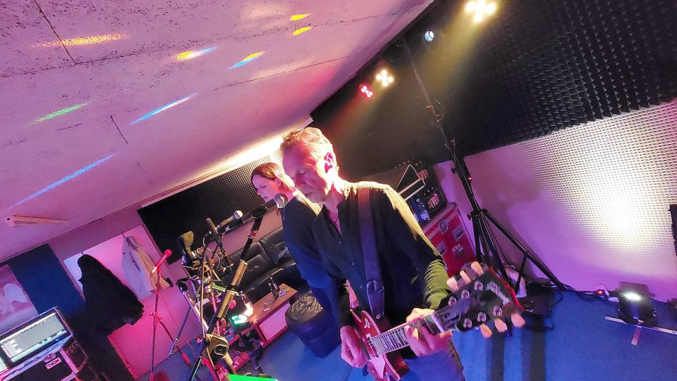 Stefan Golobow schreibt die Songtexte der Band. Sie handeln von dem Alltäglichen, das uns alle beschäftigt: mal Herzschmerz, mal Neubeginn, mal Krieg. Foto: Hanssen