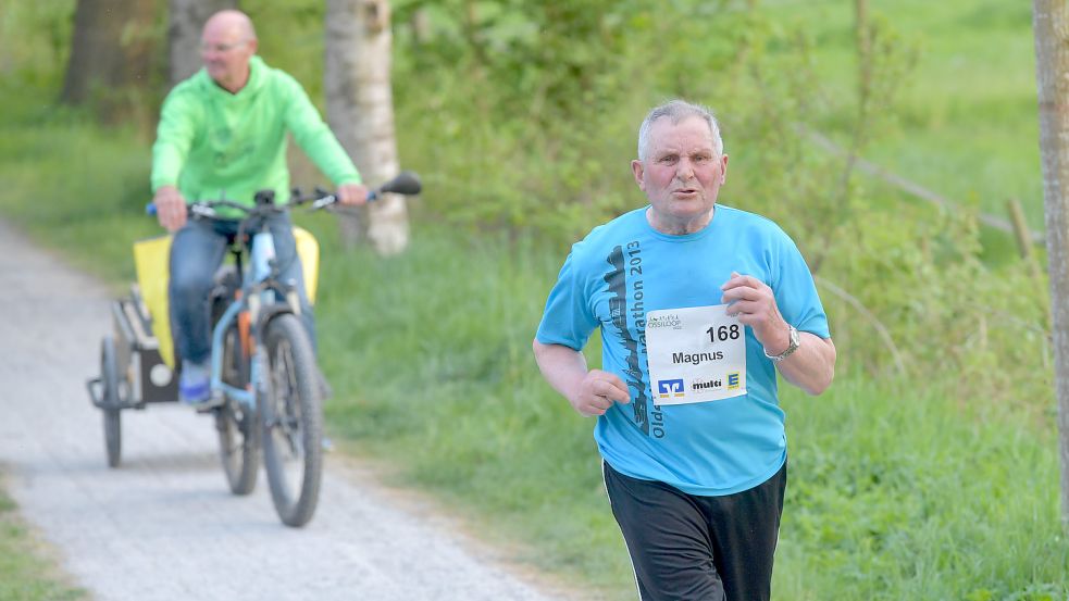 Dabei sein ist alles: Magnus Müller (rechts) war in den ersten drei Etappen der langsamste Läufer – nach ihm kam nur noch das Schlussrad an. Die Platzierung ist dem 80-Jährigen aber „total egal“, wie er sagt.