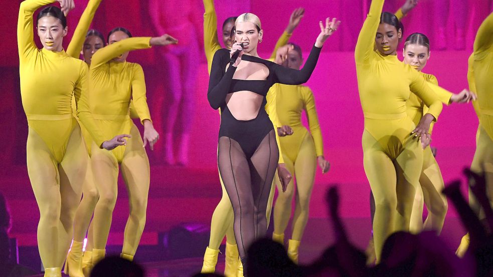 Dua Lipa (hier bei einem Auftritt bei den EMAs 2019) hat ihre Bühnenshow weiter optimiert. Die „Future Nostalgia“ Tour ist bild- und stimmgewaltig. Foto: imago-images/PA images