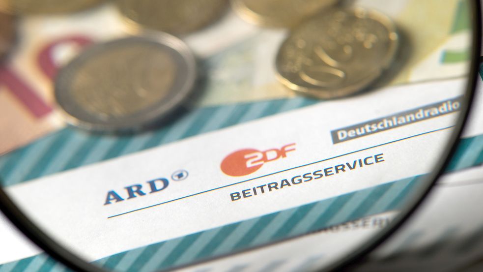 Der Rundfunkbeitrag beträgt aktuell 18,36 Euro pro Monat – steigen die Gebühren für die öffentlich-rechtlichen Sender demnächst? Foto: dpa/Arno Burgi