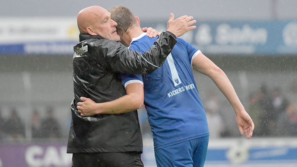 Trainer Stefan Emmerling richtete seine Spieler (rechts Holger Wulff) direkt nach dem Abpfiff wieder auf. Foto: Ortgies