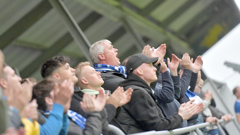 Die mehr als 1200 Zuschauer unterstützen die Emder Mannschaft lautstark. Wenn Kickers Sonntag gewinnt, folgt noch ein Heimspiel in der Aufstiegsrunde. Foto: Ortgies