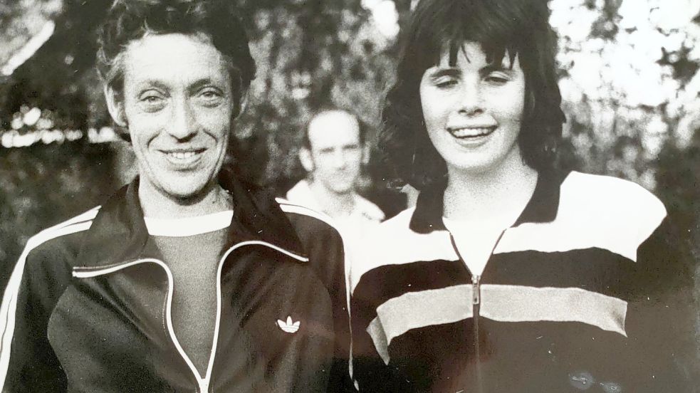 Die Ossiloop-Sieger von 1983 erhielten einen Erinnerungsteller. Rechts Siegerin Hilde Bontjer (heute Knoop).