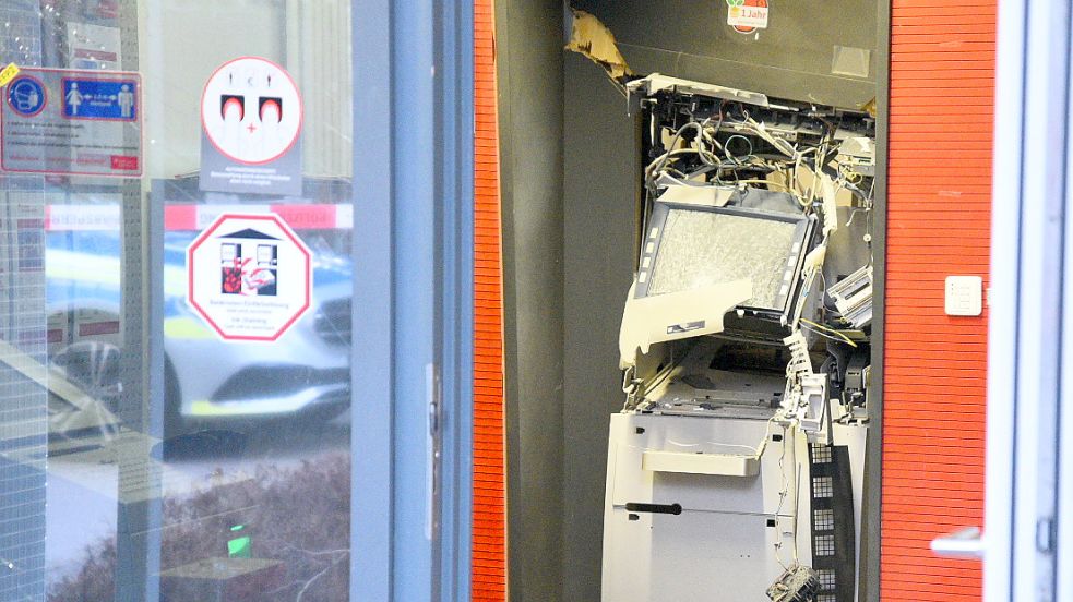 Ein gesprengter Geldautomat in einem Bankgebäude. Foto: Priebe/dpa