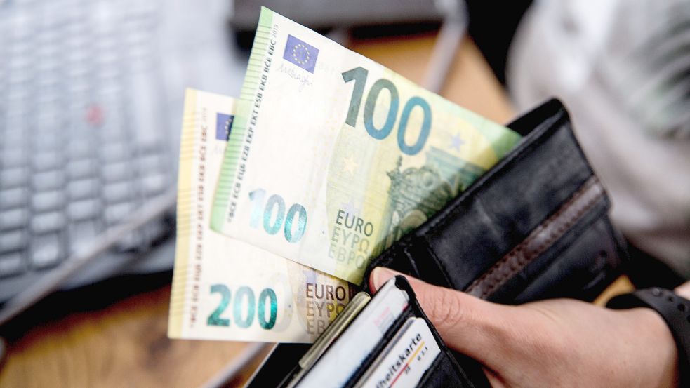 Wer einkommensteuerpflichtig ist, erhält einen staatlichen Energiezuschuss von 300 Euro. Studenten ohne Nebenjob gucken jedoch in die Röhre. (Symbolbild). Foto: IMAGO IMAGES/Fotostand