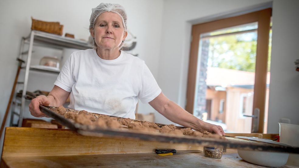 Brunhilde Lüschen verarbeitet hofeigenes Getreide in der Bäckerei.